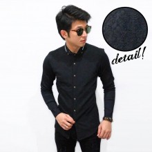 Kemeja Emboss Neck White List Black