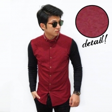 Kemeja Emboss Neck White List Maroon